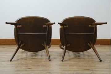イギリスアンティーク　ERCOL(アーコール)　クッション付き　アザミの透かし彫りが上品な印象を与えるシスルバックチェア2脚セット　(R-063037)
