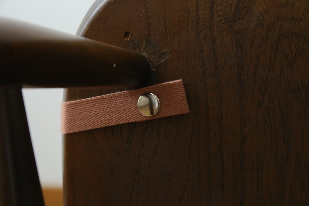 イギリスアンティーク　ERCOL(アーコール)　クッション付き　アザミの透かし彫りが上品な印象を与えるシスルバックチェア2脚セット　(R-063037)