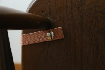 イギリスアンティーク　ERCOL(アーコール)　クッション付き　アザミの透かし彫りが上品な印象を与えるシスルバックチェア2脚セット　(R-063037)