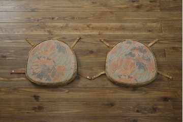 イギリスアンティーク　ERCOL(アーコール)　クッション付き　アザミの透かし彫りが上品な印象を与えるシスルバックチェア2脚セット　(R-063037)