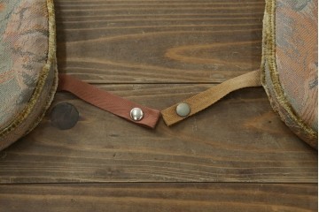 イギリスアンティーク　ERCOL(アーコール)　クッション付き　アザミの透かし彫りが上品な印象を与えるシスルバックチェア2脚セット　(R-063037)