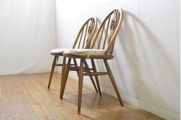 イギリスアンティーク　ERCOL(アーコール)　クッション付き　アザミの透かし彫りが上品な印象を与えるシスルバックチェア2脚セット(椅子、ダイニングチェア、板座チェア、イス、バラ売り可能)(R-063037)