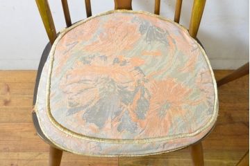 イギリスアンティーク　ERCOL(アーコール)　クッション付き　アザミの透かし彫りが上品な印象を与えるシスルバックチェア2脚セット(椅子、ダイニングチェア、板座チェア、イス、バラ売り可能)(R-063037)