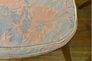 イギリスアンティーク　ERCOL(アーコール)　クッション付き　アザミの透かし彫りが上品な印象を与えるシスルバックチェア2脚セット(椅子、ダイニングチェア、板座チェア、イス、バラ売り可能)(R-063037)