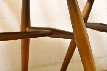 イギリスアンティーク　ERCOL(アーコール)　クッション付き　アザミの透かし彫りが上品な印象を与えるシスルバックチェア2脚セット(椅子、ダイニングチェア、板座チェア、イス、バラ売り可能)(R-063037)