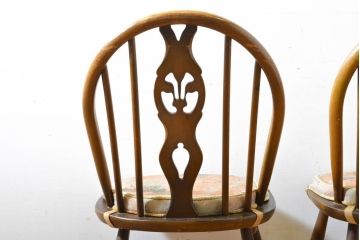 イギリスアンティーク　ERCOL(アーコール)　クッション付き　アザミの透かし彫りが上品な印象を与えるシスルバックチェア2脚セット(椅子、ダイニングチェア、板座チェア、イス、バラ売り可能)(R-063037)