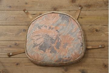 イギリスアンティーク　ERCOL(アーコール)　クッション付き　アザミの透かし彫りが上品な印象を与えるシスルバックチェア(椅子、ダイニングチェア、板座チェア、イス)(R-063038)