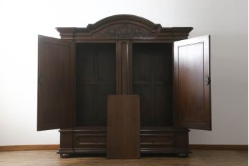 中古　美品　オランダ　高級海外輸入家具　特大!　オーク材　重厚感ある佇まいのワードローブキャビネット(戸棚、収納棚、洋服タンス)(R-063042)
