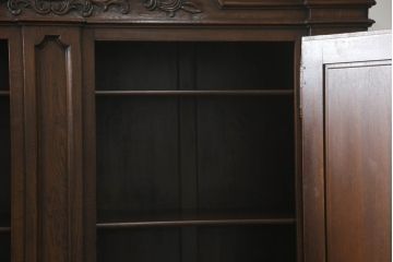 中古　美品　オランダ　高級海外輸入家具　特大!　オーク材　重厚感ある佇まいのワードローブキャビネット(戸棚、収納棚、洋服タンス)(R-063042)