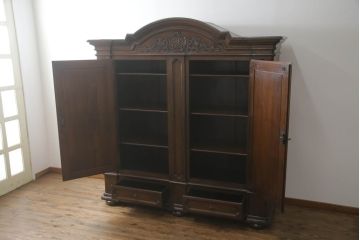 中古　美品　オランダ　高級海外輸入家具　特大!　オーク材　重厚感ある佇まいのワードローブキャビネット(戸棚、収納棚、洋服タンス)(R-063042)
