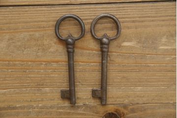 中古　美品　オランダ　高級海外輸入家具　特大!　オーク材　重厚感ある佇まいのワードローブキャビネット(戸棚、収納棚、洋服タンス)(R-063042)