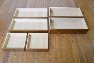 中古　美品　北海道旭川家具　山室家具製作所　砂田充敏 作　オーク材　タイルトップがアクセントのチェスト(洋服タンス、引き出し)(定価約25万円)(R-063044)