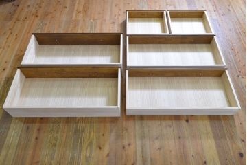 中古　美品　北海道旭川家具　山室家具製作所　砂田充敏 作　オーク材　タイルトップがアクセントのチェスト(洋服タンス、引き出し)(定価約25万円)(R-063044)