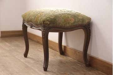 中古　美品　カリモク家具(karimoku)　domani(ドマーニ)　Louis(ルイ)XVシリーズ　ルイ15世　気品ある佇まいが高級感を醸し出すオットマン(スツール)(R-063081)