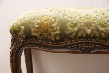 中古　美品　カリモク家具(karimoku)　domani(ドマーニ)　Louis(ルイ)XVシリーズ　ルイ15世　気品ある佇まいが高級感を醸し出すオットマン(スツール)(R-063081)