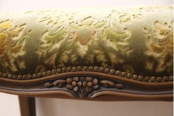 中古　美品　カリモク家具(karimoku)　domani(ドマーニ)　Louis(ルイ)XVシリーズ　ルイ15世　気品ある佇まいが高級感を醸し出すオットマン(スツール)(R-063081)