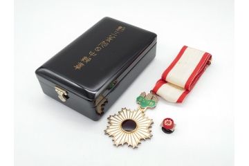 古い勲章　勲三等旭日中綬章　正章　略綬(ケース付き)(R-063091)