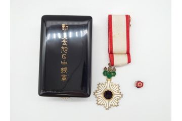 古い勲章　勲三等旭日中綬章　正章　略綬(ケース付き)(R-063091)