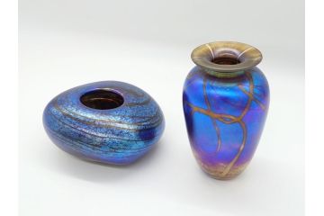 イギリス　ガラス職人　Norman Stuart Clarke(ノーマン・スチュアート・クラーク)　花器2点セット(花瓶、香水瓶(栓なし)?、アートガラス)(R-063092)