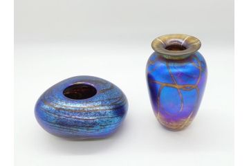 イギリス　ガラス職人　Norman Stuart Clarke(ノーマン・スチュアート・クラーク)　花器2点セット(花瓶、香水瓶(栓なし)?、アートガラス)(R-063092)