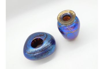 イギリス　ガラス職人　Norman Stuart Clarke(ノーマン・スチュアート・クラーク)　花器2点セット(花瓶、香水瓶(栓なし)?、アートガラス)(R-063092)