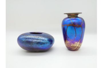 イギリス　ガラス職人　Norman Stuart Clarke(ノーマン・スチュアート・クラーク)　花器2点セット(花瓶、香水瓶(栓なし)?、アートガラス)(R-063092)
