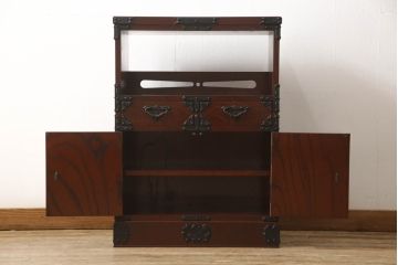 中古　美品　遠野民芸箪笥　金具の細やかな細工が美しいサイドキャビネット(サイドボード、茶箪笥、茶棚、和箪笥、収納棚、戸棚)(定価約28万円)(R-063100)