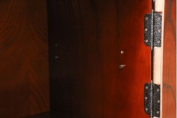 中古　美品　遠野民芸箪笥　金具の細やかな細工が美しいサイドキャビネット(サイドボード、茶箪笥、茶棚、和箪笥、収納棚、戸棚)(定価約28万円)(R-063100)