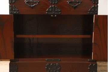 中古　美品　遠野民芸箪笥　金具の細やかな細工が美しいサイドキャビネット(サイドボード、茶箪笥、茶棚、和箪笥、収納棚、戸棚)(定価約28万円)(R-063100)