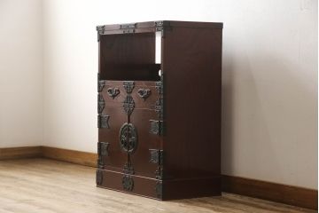 中古　美品　遠野民芸箪笥　金具の細やかな細工が美しいサイドキャビネット(サイドボード、茶箪笥、茶棚、和箪笥、収納棚、戸棚)(定価約28万円)(R-063100)