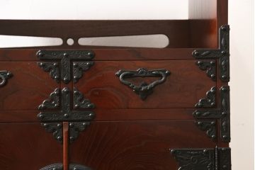 中古　美品　遠野民芸箪笥　金具の細やかな細工が美しいサイドキャビネット(サイドボード、茶箪笥、茶棚、和箪笥、収納棚、戸棚)(定価約28万円)(R-063100)