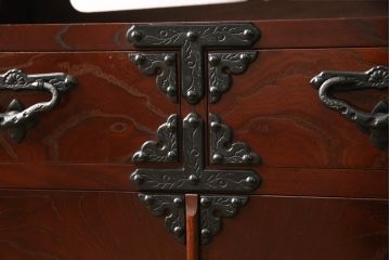 中古　美品　遠野民芸箪笥　金具の細やかな細工が美しいサイドキャビネット(サイドボード、茶箪笥、茶棚、和箪笥、収納棚、戸棚)(定価約28万円)(R-063100)