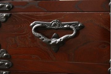 中古　美品　遠野民芸箪笥　金具の細やかな細工が美しいサイドキャビネット(サイドボード、茶箪笥、茶棚、和箪笥、収納棚、戸棚)(定価約28万円)(R-063100)
