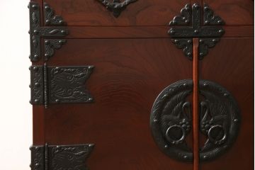 中古　美品　遠野民芸箪笥　金具の細やかな細工が美しいサイドキャビネット(サイドボード、茶箪笥、茶棚、和箪笥、収納棚、戸棚)(定価約28万円)(R-063100)