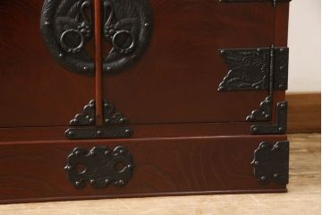 中古　美品　遠野民芸箪笥　金具の細やかな細工が美しいサイドキャビネット(サイドボード、茶箪笥、茶棚、和箪笥、収納棚、戸棚)(定価約28万円)(R-063100)