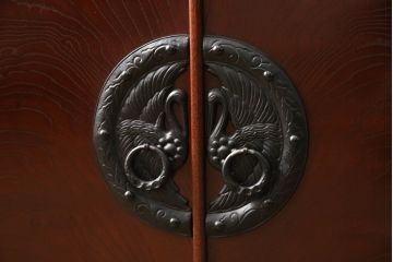 中古　美品　遠野民芸箪笥　金具の細やかな細工が美しいサイドキャビネット(サイドボード、茶箪笥、茶棚、和箪笥、収納棚、戸棚)(定価約28万円)(R-063100)