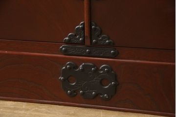 中古　美品　遠野民芸箪笥　金具の細やかな細工が美しいサイドキャビネット(サイドボード、茶箪笥、茶棚、和箪笥、収納棚、戸棚)(定価約28万円)(R-063100)