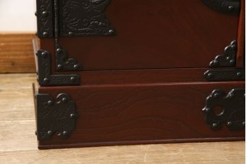 中古　美品　遠野民芸箪笥　金具の細やかな細工が美しいサイドキャビネット(サイドボード、茶箪笥、茶棚、和箪笥、収納棚、戸棚)(定価約28万円)(R-063100)