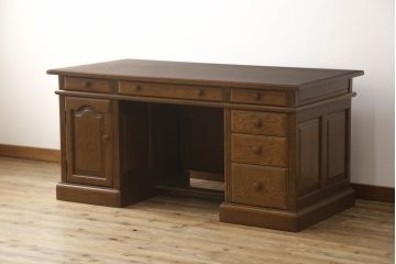 中古　美品　北海道旭川家具　山室家具製作所　高谷幸治 作　ナラ材　重厚感ある佇まいが目を引く両袖机(ワークデスク、オフィスデスク、在宅用、在宅ワーク)(R-063109)