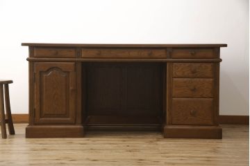 中古　美品　北海道旭川家具　山室家具製作所　高谷幸治 作　ナラ材　重厚感ある佇まいが目を引く両袖机(ワークデスク、オフィスデスク、在宅用、在宅ワーク)(R-063109)