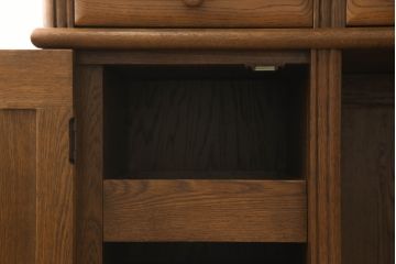 中古　美品　北海道旭川家具　山室家具製作所　高谷幸治 作　ナラ材　重厚感ある佇まいが目を引く両袖机(ワークデスク、オフィスデスク、在宅用、在宅ワーク)(R-063109)