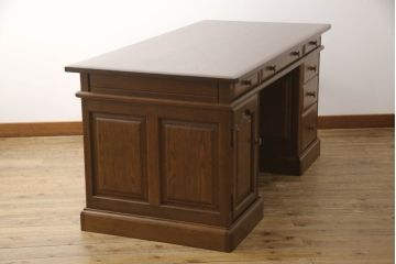 中古　美品　北海道旭川家具　山室家具製作所　高谷幸治 作　ナラ材　重厚感ある佇まいが目を引く両袖机(ワークデスク、オフィスデスク、在宅用、在宅ワーク)(R-063109)
