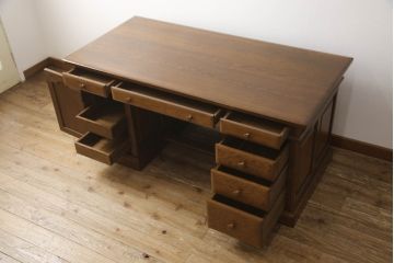 中古　美品　北海道旭川家具　山室家具製作所　高谷幸治 作　ナラ材　重厚感ある佇まいが目を引く両袖机(ワークデスク、オフィスデスク、在宅用、在宅ワーク)(R-063109)