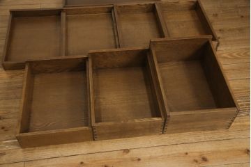 中古　美品　北海道旭川家具　山室家具製作所　高谷幸治 作　ナラ材　重厚感ある佇まいが目を引く両袖机(ワークデスク、オフィスデスク、在宅用、在宅ワーク)(R-063109)