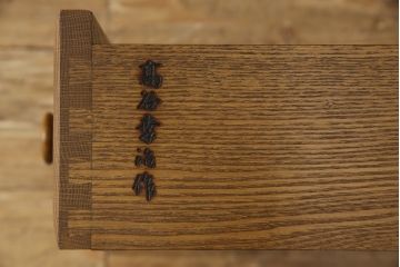 中古　美品　北海道旭川家具　山室家具製作所　高谷幸治 作　ナラ材　重厚感ある佇まいが目を引く両袖机(ワークデスク、オフィスデスク、在宅用、在宅ワーク)(R-063109)