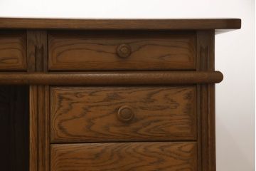 中古　美品　北海道旭川家具　山室家具製作所　高谷幸治 作　ナラ材　重厚感ある佇まいが目を引く両袖机(ワークデスク、オフィスデスク、在宅用、在宅ワーク)(R-063109)