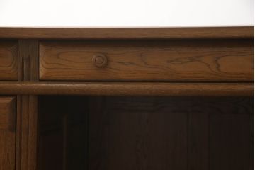 中古　美品　北海道旭川家具　山室家具製作所　高谷幸治 作　ナラ材　重厚感ある佇まいが目を引く両袖机(ワークデスク、オフィスデスク、在宅用、在宅ワーク)(R-063109)