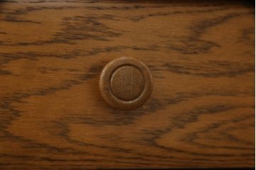中古　美品　北海道旭川家具　山室家具製作所　高谷幸治 作　ナラ材　重厚感ある佇まいが目を引く両袖机(ワークデスク、オフィスデスク、在宅用、在宅ワーク)(R-063109)