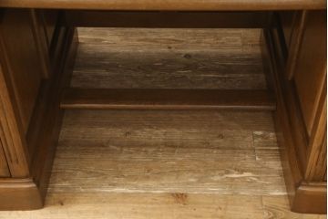 中古　美品　北海道旭川家具　山室家具製作所　高谷幸治 作　ナラ材　重厚感ある佇まいが目を引く両袖机(ワークデスク、オフィスデスク、在宅用、在宅ワーク)(R-063109)