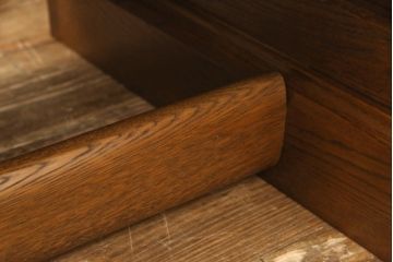 中古　美品　北海道旭川家具　山室家具製作所　高谷幸治 作　ナラ材　重厚感ある佇まいが目を引く両袖机(ワークデスク、オフィスデスク、在宅用、在宅ワーク)(R-063109)